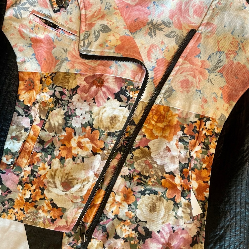 Floral Pattern Cropped Leather Jacket - Picture 3 of 3